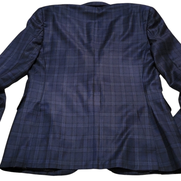 Exclusive suit tailored for Thunder player Mike Muscala - Picture 6 of 7